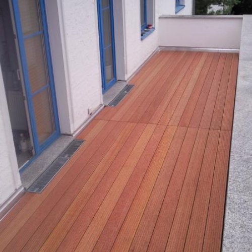 Terasse mit Bangkirai Riffeldielen