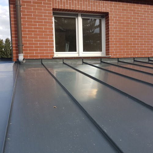 Zinkscharendeckung in schiefergrau